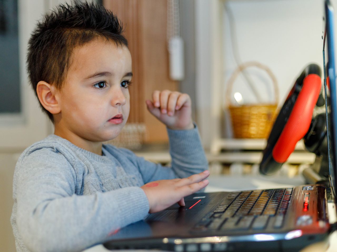 Gyerekek online – milyen veszélyek leselkednek rájuk az interneten?
